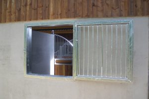 das Pferdestallfenster im Stall geöffnet