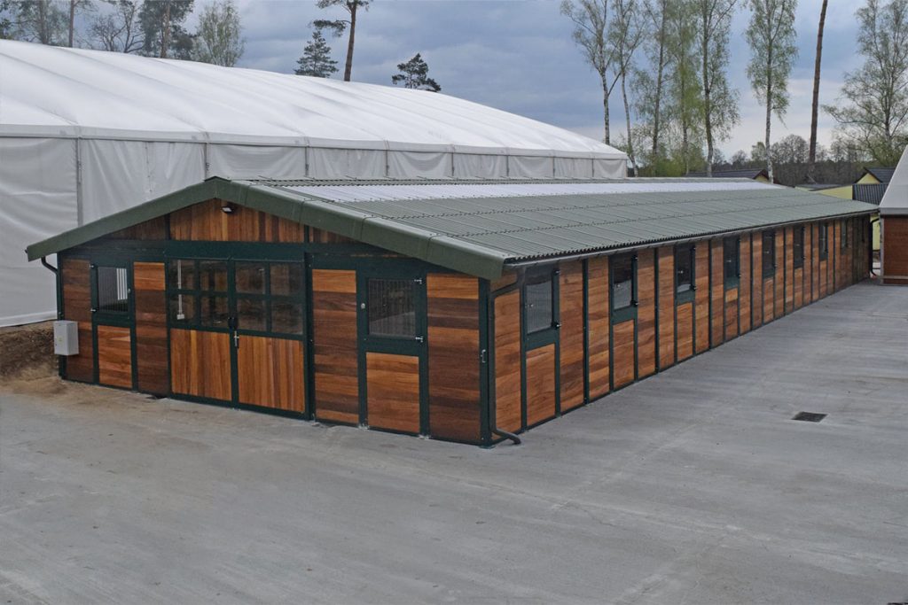 Zweireihiger Stall mit grünem Dach