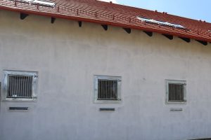 3 Pferdestallfenster im Stall mit rotem Dach