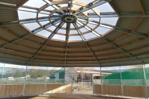 Longierhalle mit Douglasienholz gefüllt - Innenansicht