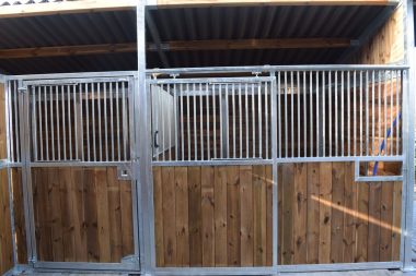 Boxen aus Kiefernholz mit klappbarem Fenster für den Pferdekopf.