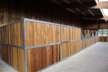 Eingebaute Holzwand, Pferdebox.